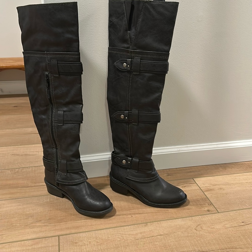 Boots like brand new.  All man made material.